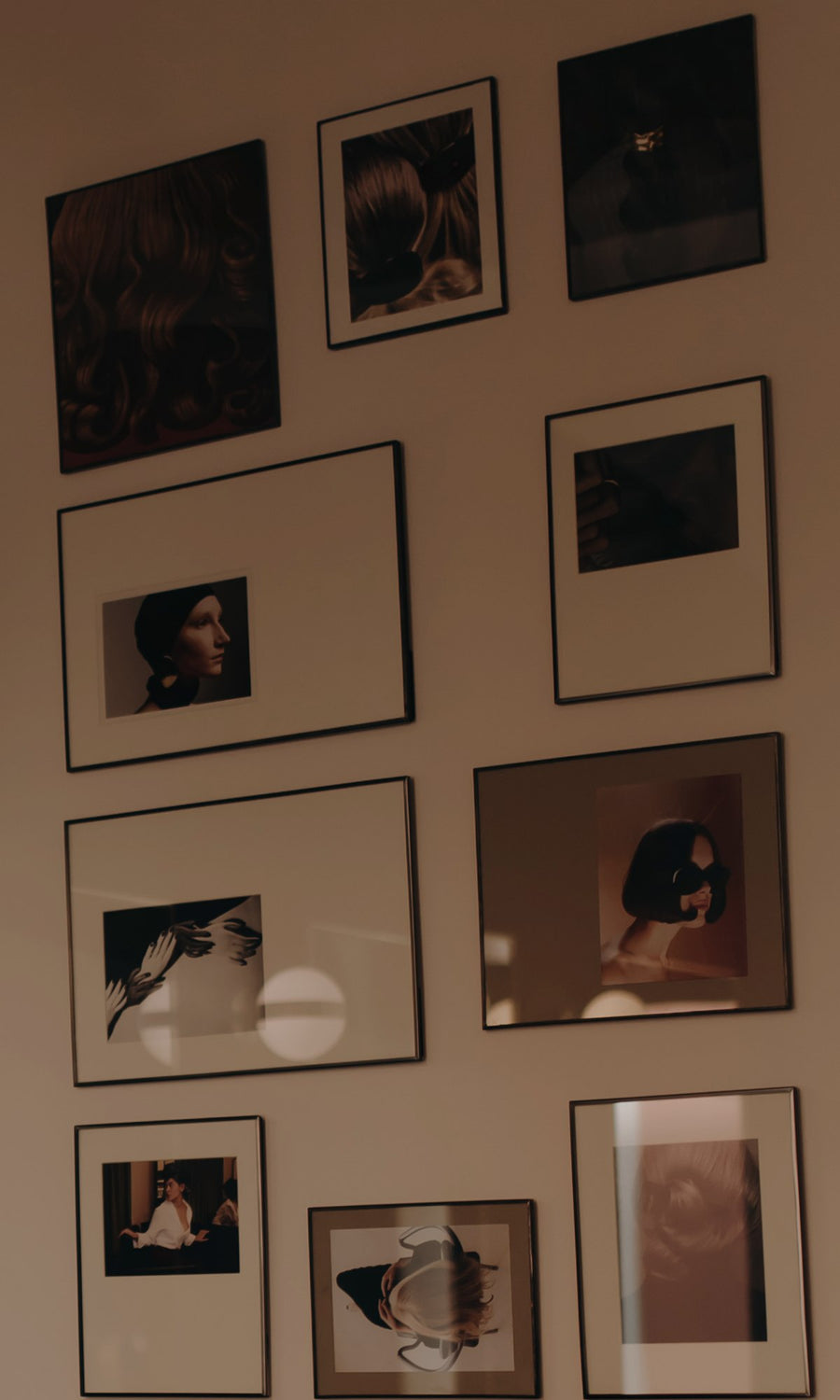 Cornici con fotografie alla parete dello studio di Bra